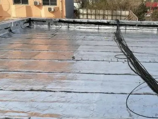什邡卫生间漏水维修公司分享下什邡屋面楼顶防水刚性防水层施工要点。